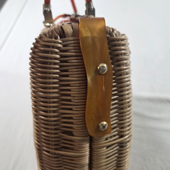 Elegant Tan Wicker Shoulder Bag with Floral Accents - Picture 6 of 11